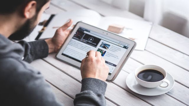 Критерії якості тексту Чоловік оцінює якість тексту на планшеті