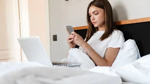 Дівчина читає діджитал копірайтинг
